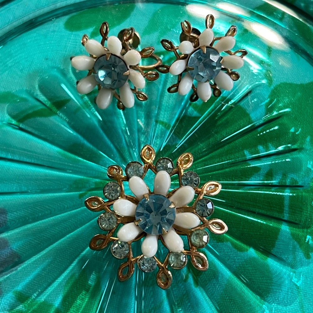 Vintage Blue Rhinestone Daisy Flower Costume Jewelry Brooch and Earrings Set